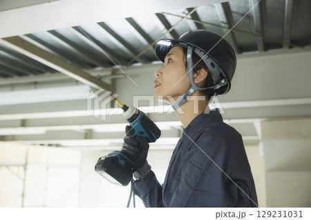 建築現場で働く若い女性作業員 129231031