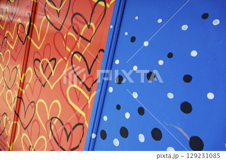 施設の壁面に描かれた楽しいイラスト 129231085