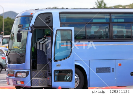 駐車場の観光バス 129231122