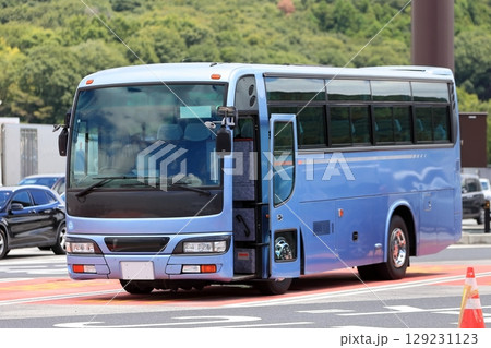 駐車場の観光バス 129231123