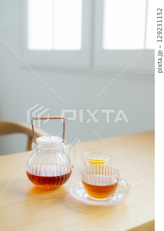 ダイニングテーブルと紅茶 ダイニングテーブルと紅茶 129231152