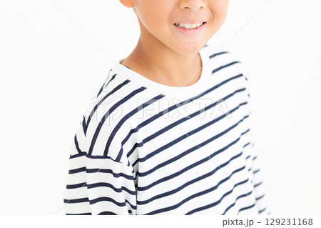 微笑む小学生の男の子 129231168