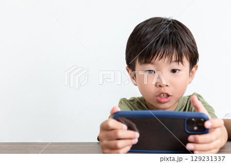 スマホに夢中な男の子 129231337