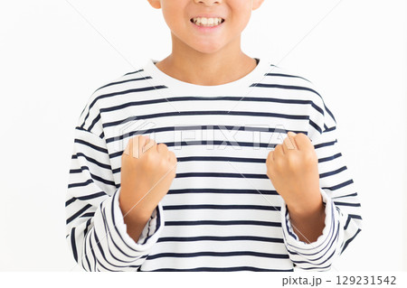 ガッツポーズをして喜ぶ小学生の男の子 129231542