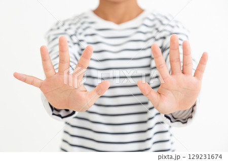 両手を出して拒否する小学生の男の子 両手を出して拒否する小学生の男の子 129231674