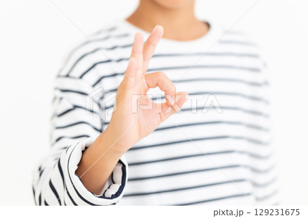 丸サインをする小学生の男の子 丸サインをする小学生の男の子 129231675