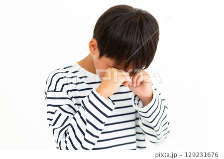 悲しむ小学生の男の子 悲しむ小学生の男の子 129231676