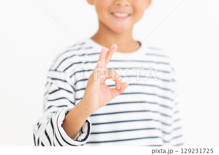 丸サインをする小学生の男の子 129231725