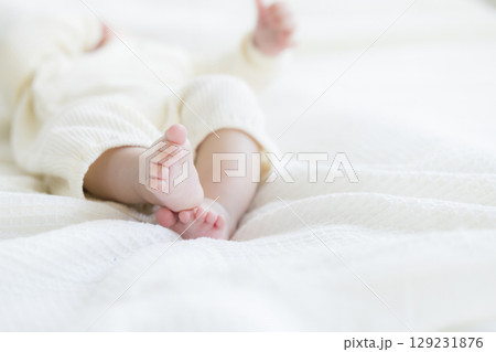 ベッドに寝転ぶ赤ちゃん　　 129231876