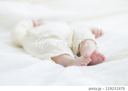 ベッドに寝転ぶ赤ちゃん　　 129231878