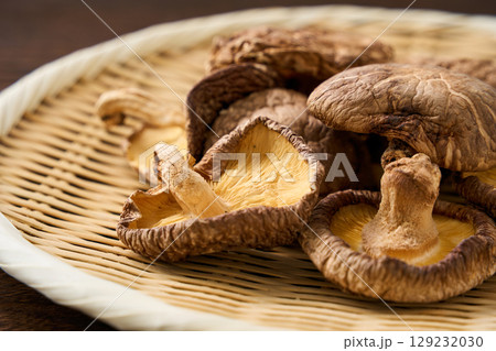 干し椎茸|和食に使う乾物食材のイメージ 干し椎茸|和食に使う乾物食材のイメージ 129232030