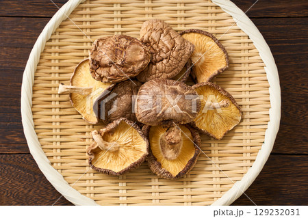 干し椎茸|和食に使う乾物食材のイメージ 干し椎茸|和食に使う乾物食材のイメージ 129232031