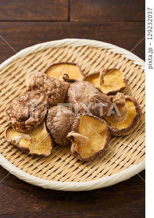 干し椎茸|和食に使う乾物食材のイメージ 干し椎茸|和食に使う乾物食材のイメージ 129232037