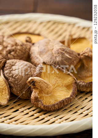 干し椎茸|和食に使う乾物食材のイメージ 干し椎茸|和食に使う乾物食材のイメージ 129232038