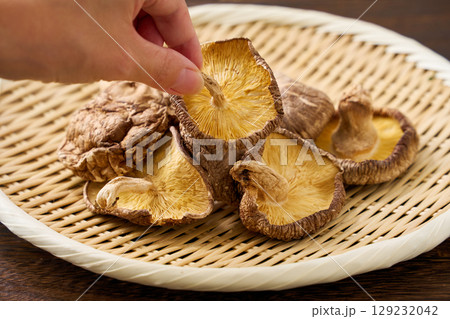 干し椎茸｜和食に使う乾物食材のイメージ 129232042