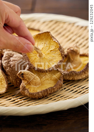 干し椎茸|和食に使う乾物食材のイメージ 干し椎茸|和食に使う乾物食材のイメージ 129232045