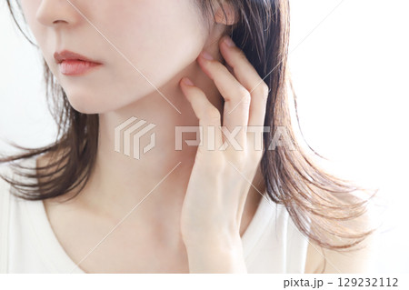 女性の横顔　フェイスライン 129232112