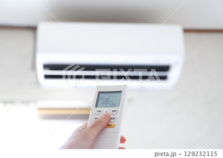 エアコンをつける手元 129232115