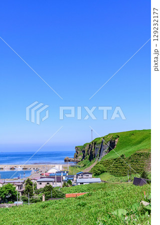 落石の町と海と山を望む、北海道根室市落石の風景 落石の町と海と山を望む、北海道根室市落石の風景 129232177