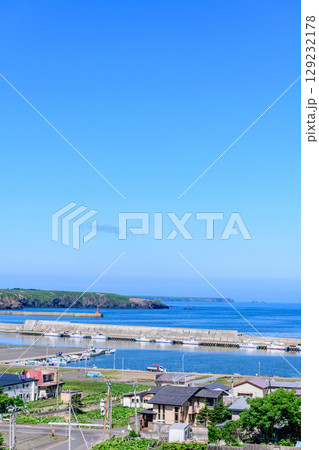 落石の町と海と山を望む、北海道根室市落石の風景 落石の町と海と山を望む、北海道根室市落石の風景 129232178