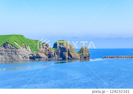 落石の町と海と山を望む、北海道根室市落石の風景 落石の町と海と山を望む、北海道根室市落石の風景 129232181