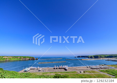 落石の町と海と山を望む、北海道根室市落石の風景 落石の町と海と山を望む、北海道根室市落石の風景 129232184