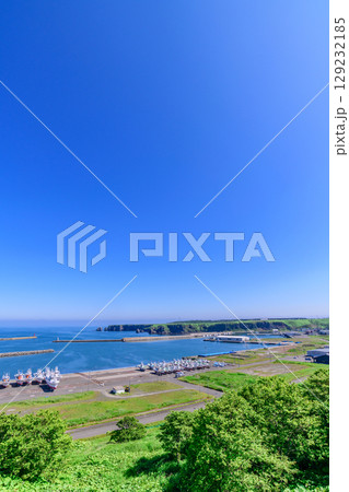 落石の町と海と山を望む、北海道根室市落石の風景 落石の町と海と山を望む、北海道根室市落石の風景 129232185