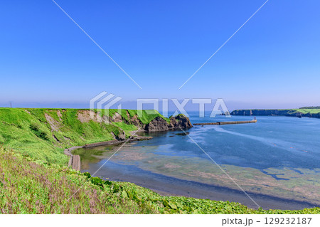 落石の町と海と山を望む、北海道根室市落石の風景 129232187