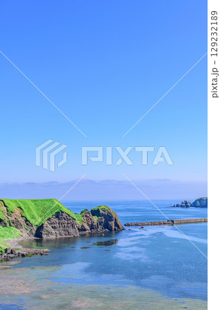 落石の町と海と山を望む、北海道根室市落石の風景 129232189