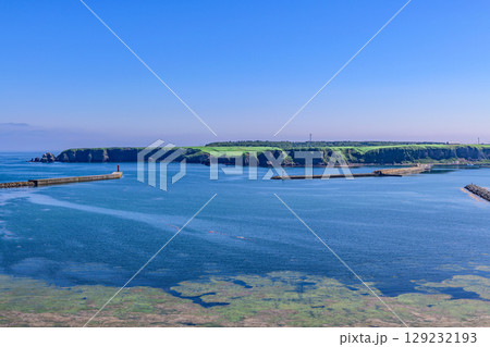 落石の町と海と山を望む、北海道根室市落石の風景 129232193