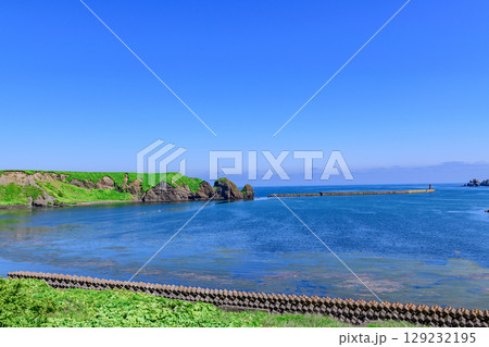 落石の町と海と山を望む、北海道根室市落石の風景 落石の町と海と山を望む、北海道根室市落石の風景 129232195