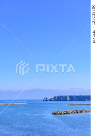 落石の町と海と山を望む、北海道根室市落石の風景 129232200