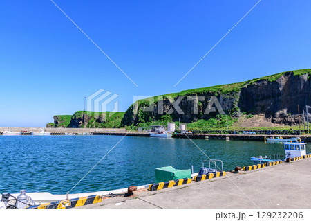 落石の町と海と山を望む、北海道根室市落石の風景 落石の町と海と山を望む、北海道根室市落石の風景 129232206