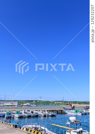 落石の町と海と山を望む、北海道根室市落石の風景 129232207