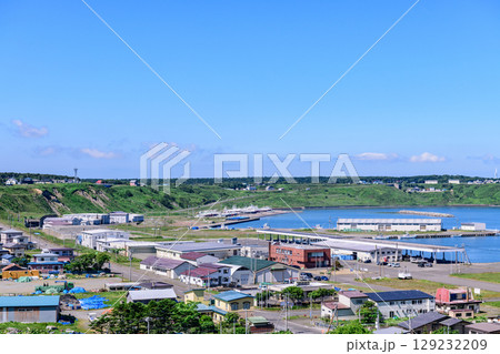 落石の町と海と山を望む、北海道根室市落石の風景 落石の町と海と山を望む、北海道根室市落石の風景 129232209