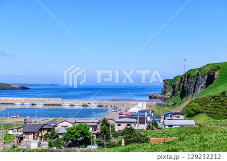 落石の町と海と山を望む、北海道根室市落石の風景 落石の町と海と山を望む、北海道根室市落石の風景 129232212