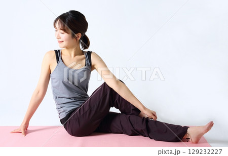 ヨガ　運動　女性イメージ 129232227