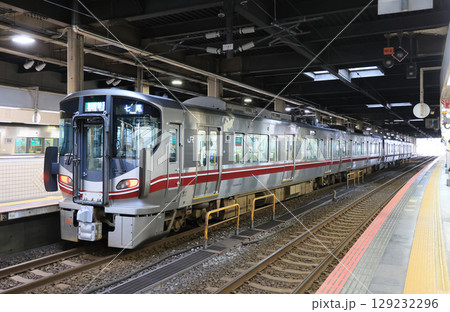 金沢駅に停車中のIRいしかわ鉄道の電車 129232296