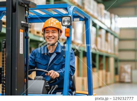 倉庫会社で働くフォークリフト運転者 倉庫会社で働くフォークリフト運転者 129232777