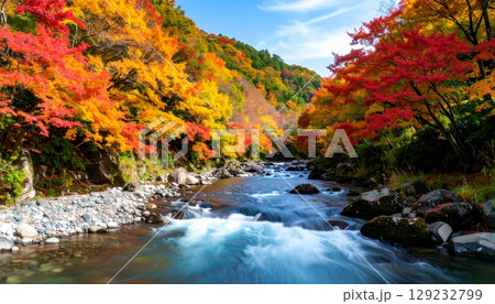 紅葉に映える渓流の秋景色 129232799