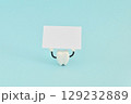 空白のカードを掲げたミニチュアの歯 129232889