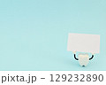 空白のカードを掲げたミニチュアの歯 129232890