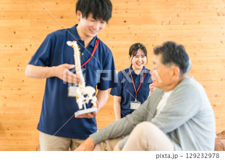シニア男性に骨格標本で説明する理学療法士の男性スタッフ(リハビリ・スポーツ整形外科・トレーナー) シニア男性に骨格標本で説明する理学療法士の男性スタッフ(リハビリ・スポーツ整形外科・トレーナー) 129232978