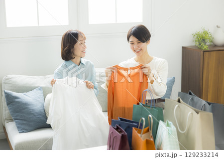 ショッピングから帰宅した女性 129233214