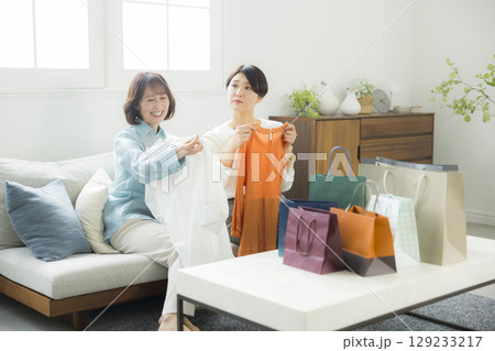 ショッピングから帰宅した女性 ショッピングから帰宅した女性 129233217