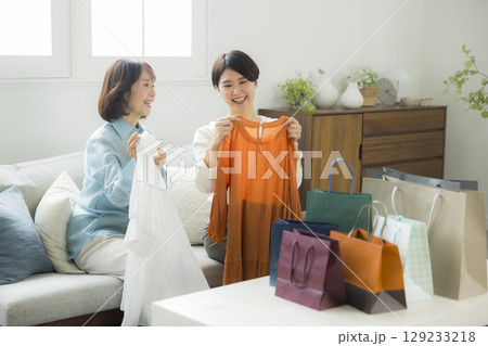 ショッピングから帰宅した女性 129233218