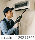 エアコンのクリーニングをする専門業者 129233292