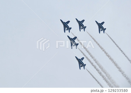 曇り空を飛ぶブルーインパルス 129233580