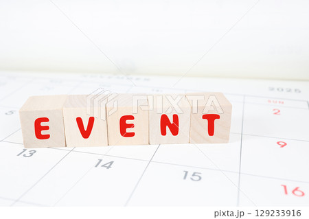 カレンダーを背景とした"EVENT"の文字 129233916