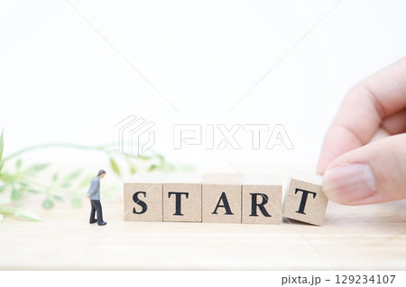 ビジネスマンの人形とSTARTの文字 129234107